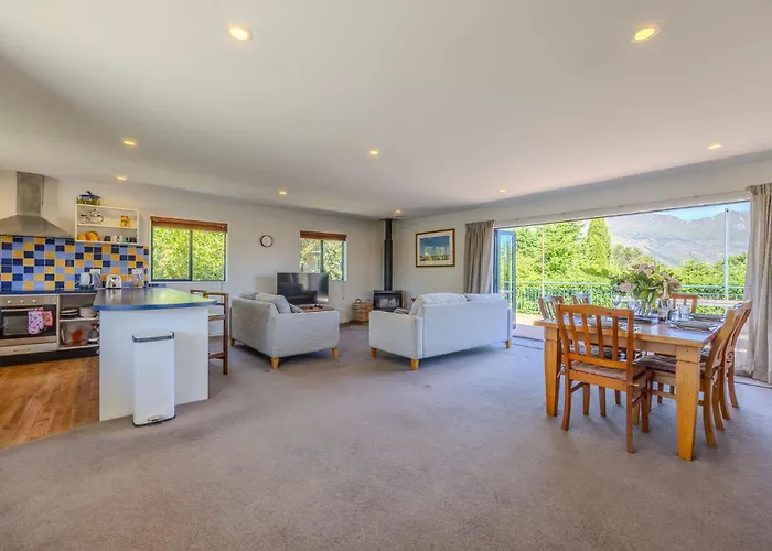 Terrific Views On Totara